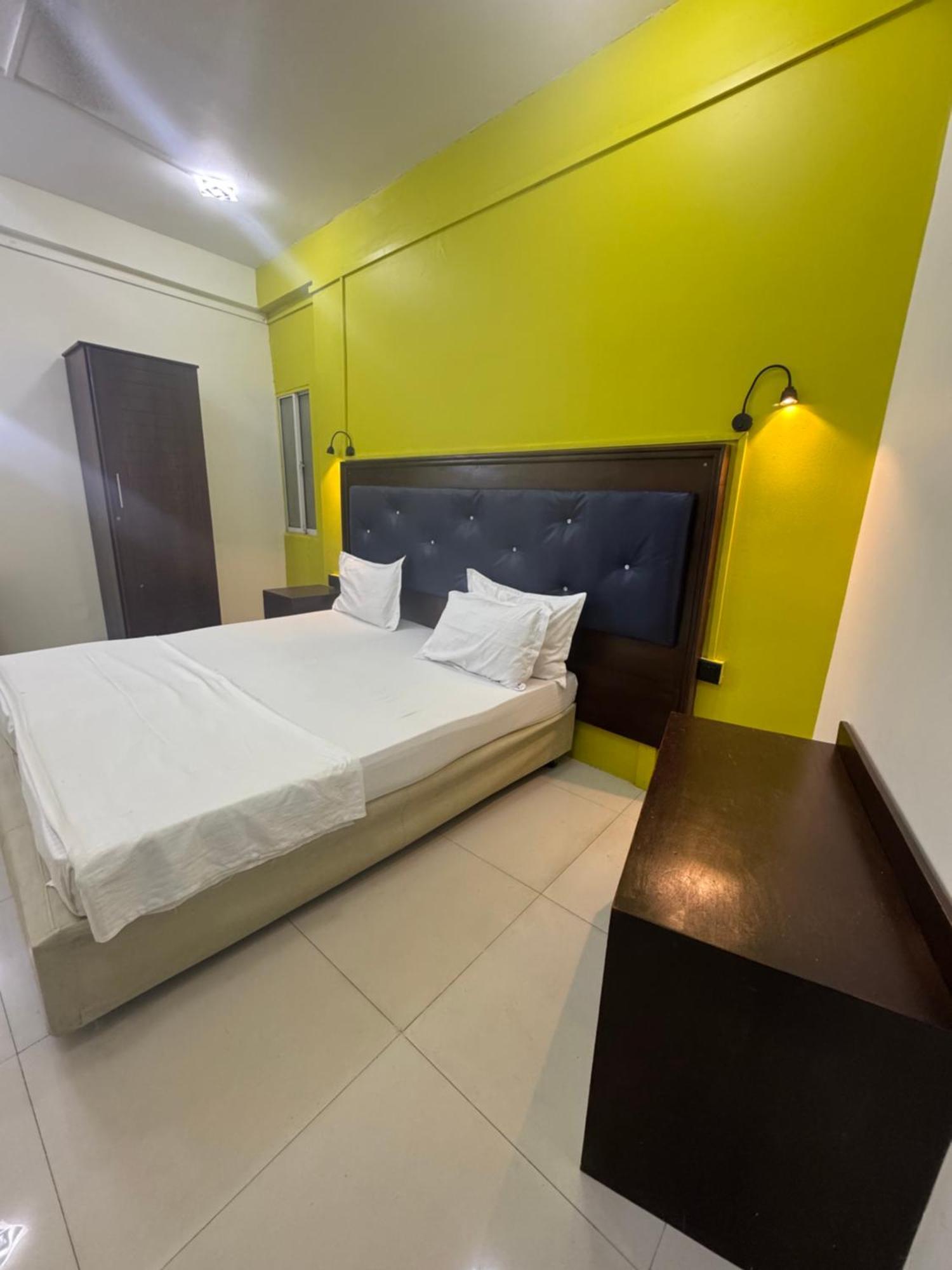 Metro City Hotel Colombo Esterno foto